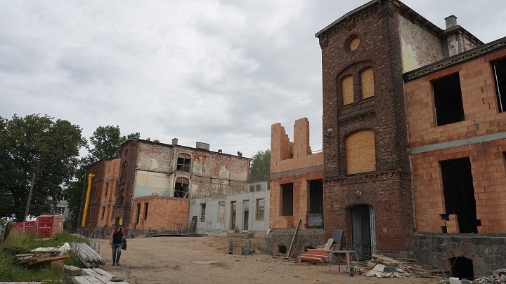 Los trabajos de construcción continúan en el antiguo campo de concentración nazi alemán de Soldau en Dzialdowo, Polonia./Foto: AFP