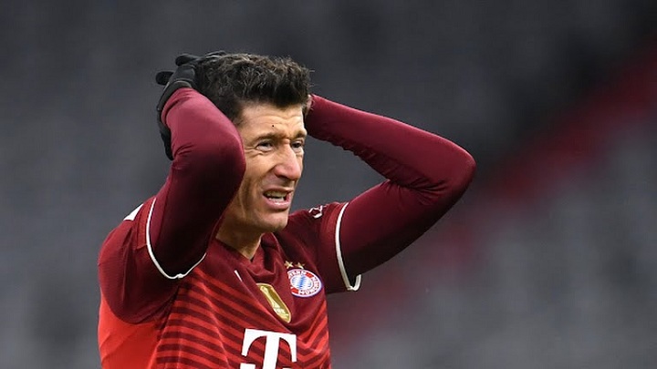 Tristeza entre los jugadores del Bayern al iniciar ganando. 
