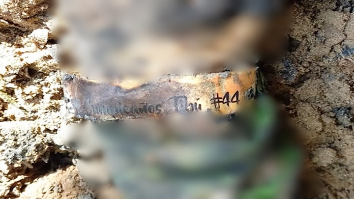 Esta es la manilla que le encontraron al hombre.