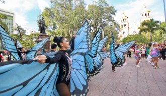 Muestras de las comparsas que desfilarán el viernes se observaron ayer en la lectura del bando/Foto Carlos Ramírez/La Opinión