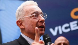 Comisión de Acusaciones pide a Fiscalía expediente contra Álvaro Uribe por masacres de El Aro y La Granja
