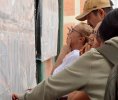Con lupa, así buscaron su cédula para ubicar la mesa muchos electores en el área metropolitana./Foto Carlos Ramírez/La Opinión