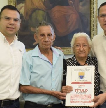 El alcalde de Cúcuta, Jorge Acevedo entregó ayer títulos de propiedad a 22 familias de estratos populares de la ciudad, en un acto que se llevó a cabo en la sala de juntas de la Alcaldía