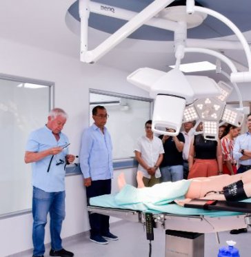 El área del quirófano simulado es uno de los espacios de alta complejidad para el entrenamiento de la toma de decisiones quirúrgicas en un entorno clínico 100 % controlado y seguro.
