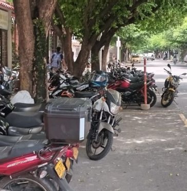 Al igual que los taxis, ahora los motociclistas también 'legalizaron' parqueaderos en el espacio público./Foto: Carlos Ramírez/La Opinión