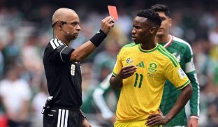 El centrocampista de los 'Bafana Bafana' Themba Zwane  que fue expulsado contra México, podría ser su debut y despedida si  Sudáfrica no avanza más allá de la fase de grupos.