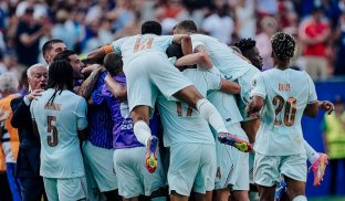 La selección francesa confirmó su favoritismo al título de la Copa del Mundo al eliminar a una desteñida Marruecos con goles de Kylian Mbappé  y Ousmane Démbelé.