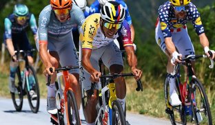 Egan Bernal no se encontró bien físicamente y cedió su puesto a Wilmar Paredes.
