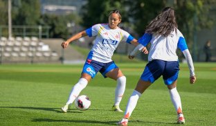 La selección juvenil femenina de Colombia espera realizar un buen partido y conseguir la clasificación a los cuartos de final.