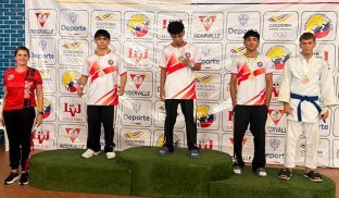 Josué Hernández (centro), oro, Jean Pierre Ropero (izq), plata y Luis Vargas dominaron la categoría de los 60 kilos.