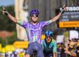 El colombiano Harold Tejada (atrás) tuvo destacada actuación en la etapa 13 del Tour de Francia, ganada por el suizo Mauro Schmid (Jayco Alula).