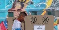 El ojo de águila como si estuviera vigilando el proceso electoral./Foto: Carlos Ramírez/La Opinión