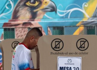 El ojo de águila como si estuviera vigilando el proceso electoral./Foto: Carlos Ramírez/La Opinión