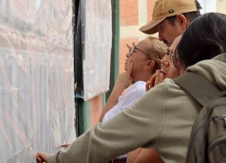 Con lupa, así buscaron su cédula para ubicar la mesa muchos electores en el área metropolitana./Foto Carlos Ramírez/La Opinión