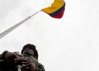 Soldado de la patria con el tricolor en alto./Foto Carlos Ramírez/La Opinión