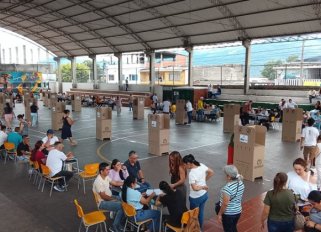 Los rosarienses salieron a votar desde muy temprano/Foto: Carlos Ramírez/La Opinión