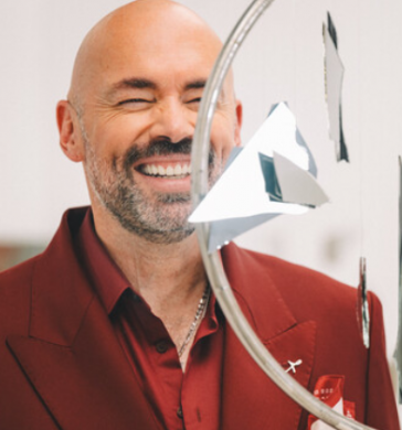 Santiago Cruz.