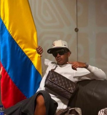 Lamine Yamal con la bandera de Colombia. Captura de Instagram de Yamal.