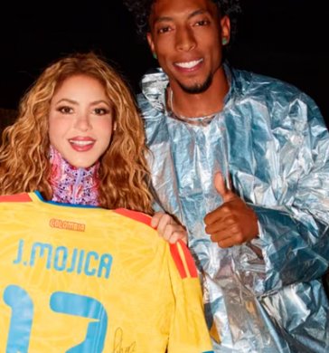 Johan Mojica se encontró con Shakira y le entregó la ‘Tricolor’