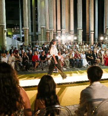 La moda colombiana debuta en París con sello de autor.