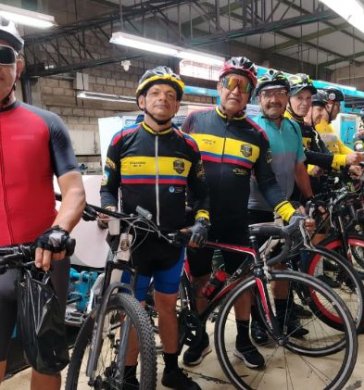 El grupo de ciclistas Los duros del MTB visitó las instalaciones de La Opinión.
