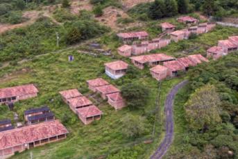 Colegio abandonado en Herrán