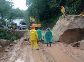 Durante toda esta semana, funcionarios de Invías han estado trabajando para destruir la gran roca que cayó a un lado de la vía por las fuertes lluvias. 