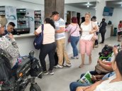 Algunos pacientes deben esperar en el piso y otros, hacer largas filas solo para reclamar un ficho. / Foto: Deicy Sifontes / La Opinión 