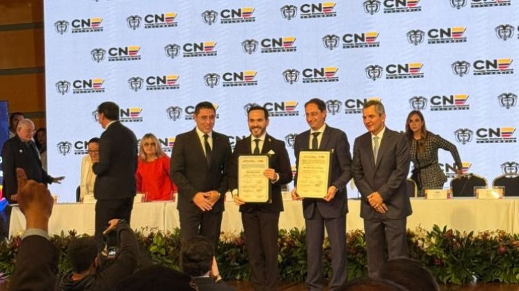 Abelardo de la Espriella recibe la credencial como presidente 