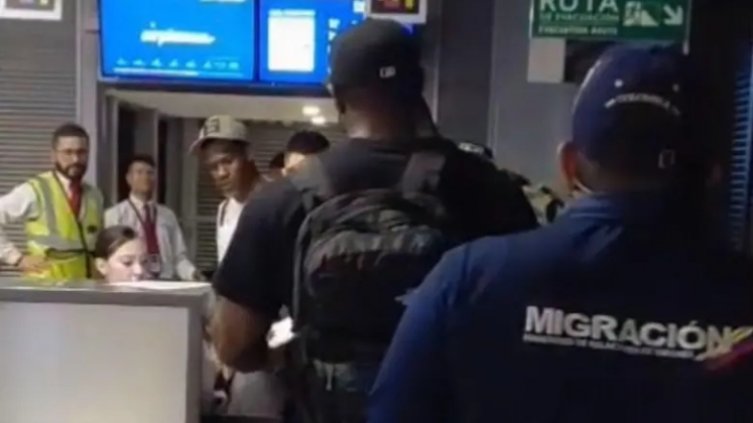 Extranjeros expulsados de Medellín por Migración Colombia. Foto: Cortesía Migración Colombia. El Colombiano.