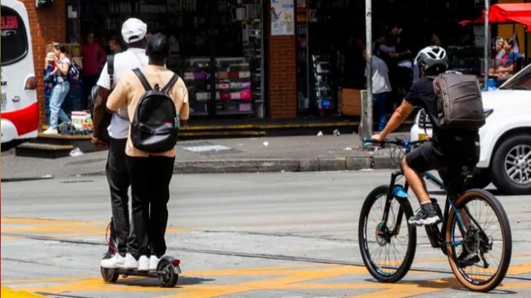 Personas que se transportan en patineta y bicis eléctricas aumentaron un 204% en 2026