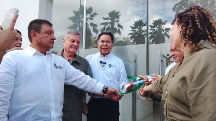 El gobernador William Villamizar y el gerente del Meoz, Hernando José Mora inauguran la torre administrativa./Foto cortesía