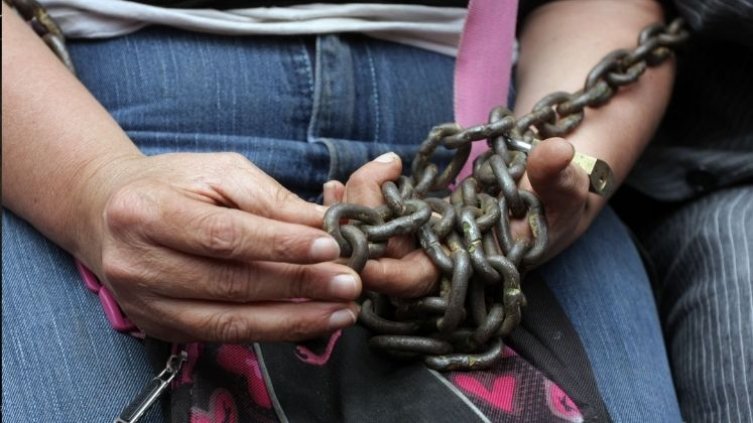 Manos Mujer Encadenada