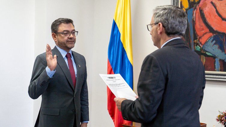 Richard Caicedo asume como nuevo presidente del Icetex
