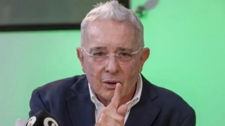 “Si hubiera sido paramilitar, lo habría sido de frente”: Uribe pide definir su situación por masacres en Antioquia