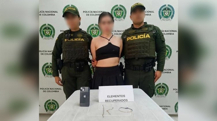 La mujer fue sorprendida cuando intentaba hurtar $8 millones en joyas y un celular. / Foto: cortesía