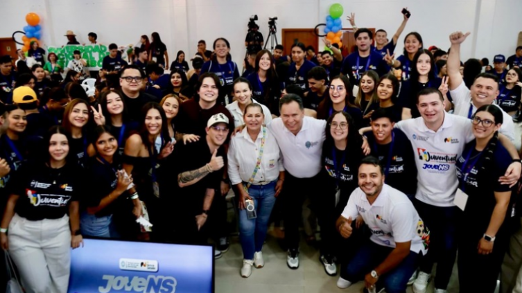 Gobernador William Villamizar y jóvenes