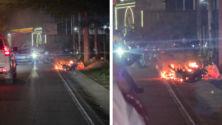Moto incendiada en Los Patios.
