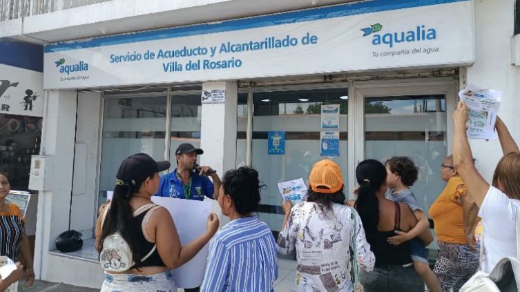 Protesta del barrio Turbay Ayala frente a Aqualia