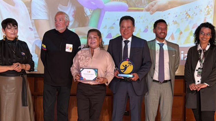 William Villamizar recibe por segunda vez premio nacional por su compromiso con la niñez