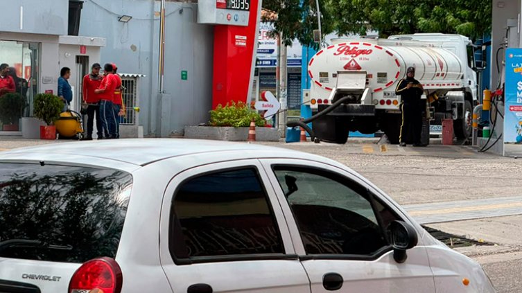 Estaciones de servicio. / Foto: Carlos Ramírez-La Opinión