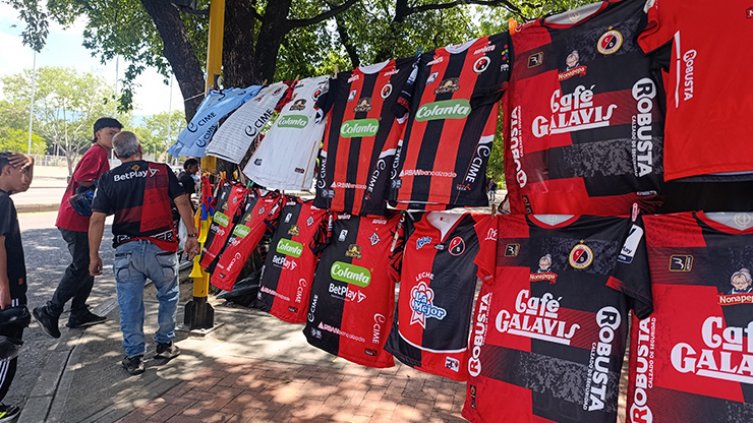 El comercio se mueve cuando el Cúcuta Deportivo tiene partidos con más convocatoria. / Foto: Leonardo Favio Oliveros-La Opinión