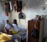 La cubana Diana Ruiz vive cada día un calvario para conseguir alimentos para su hijo/Foto AFP