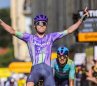 El colombiano Harold Tejada (atrás) tuvo destacada actuación en la etapa 13 del Tour de Francia, ganada por el suizo Mauro Schmid (Jayco Alula).