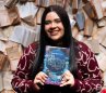 Entre la fantasía palaciega y la realidad humana: Karine Bernal Lobo alza su corona literaria.