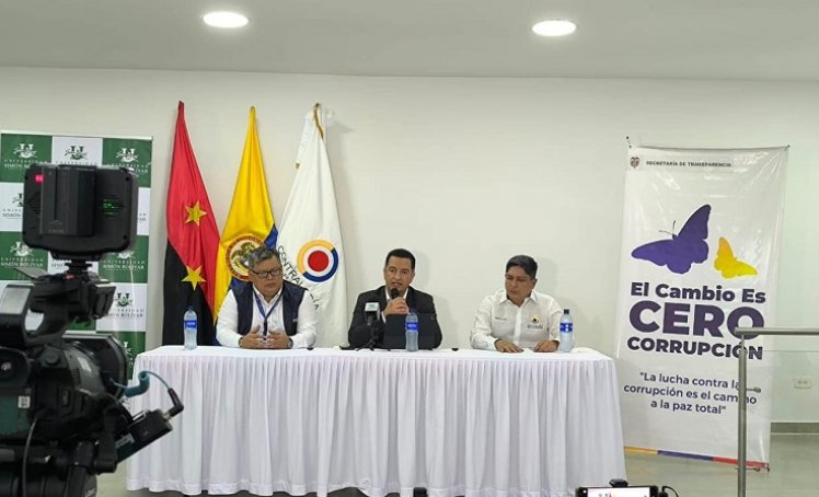 El secretario de Transparencia de la Presidencia, Andrés Idárraga (centro) presentó ayer, en Cúcuta, la alianza ‘PazConT’, junto con los contralores Jimmy Cárdenas y César Lindarte./ Foto La Opinión