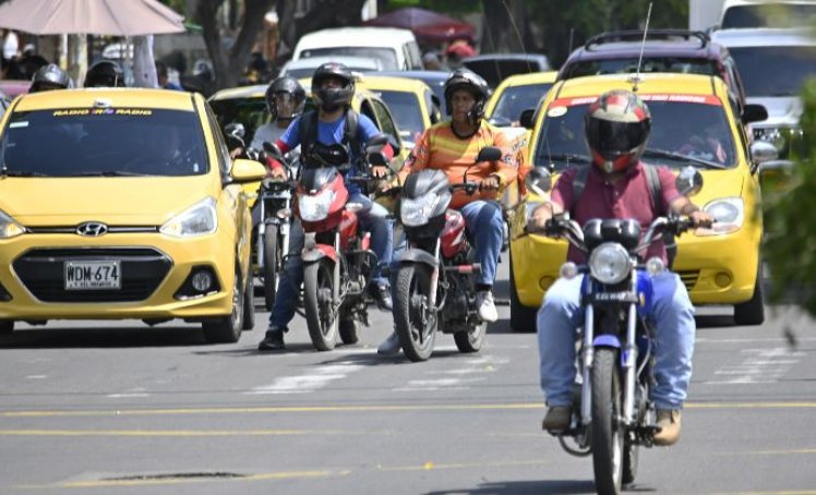 Los proponentes de la ley señalan que la eliminación de la inmovilización en la mayoría de infracciones aliviará la carga financiera de los motociclistas, muchos de los cuales usan este medio de transporte para su trabajo diario./ Foto: Archivo / La Opinión 