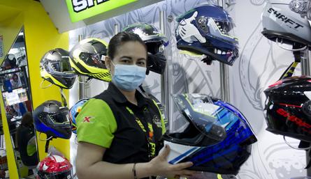 Los motociclistas deben asegurarse que el casco que usan cumpla con lo previsto en la Resolución 23385, antes de hacer la  inversión en un casco nuevo. /Fotos Luis Alfredo Estévez