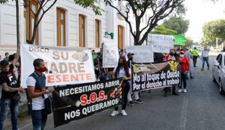 Con una protesta a las afueras de la Gobernación, los trabajadores del sector comercial nocturno hicieron saber su inconformidad  frente a las medidas tomadas por las autoridades, tales como el toque de queda./ Foto: Alfredo  Estévez.