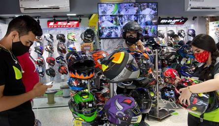 Las autoridades de Tránsito verificarán desde hoy el cumplimiento de la norma que obliga a los motociclistas a usar un nuevo casco.